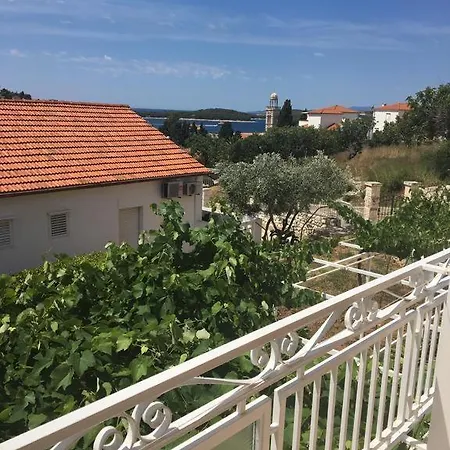 Πανσιόν Double Hvar 15706e 3*